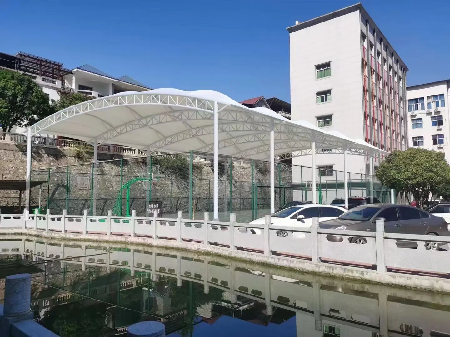 贵州荔波园区停车棚总在漏水生锈？源头膜结构厂家：按本地气候选材，避开三大坑