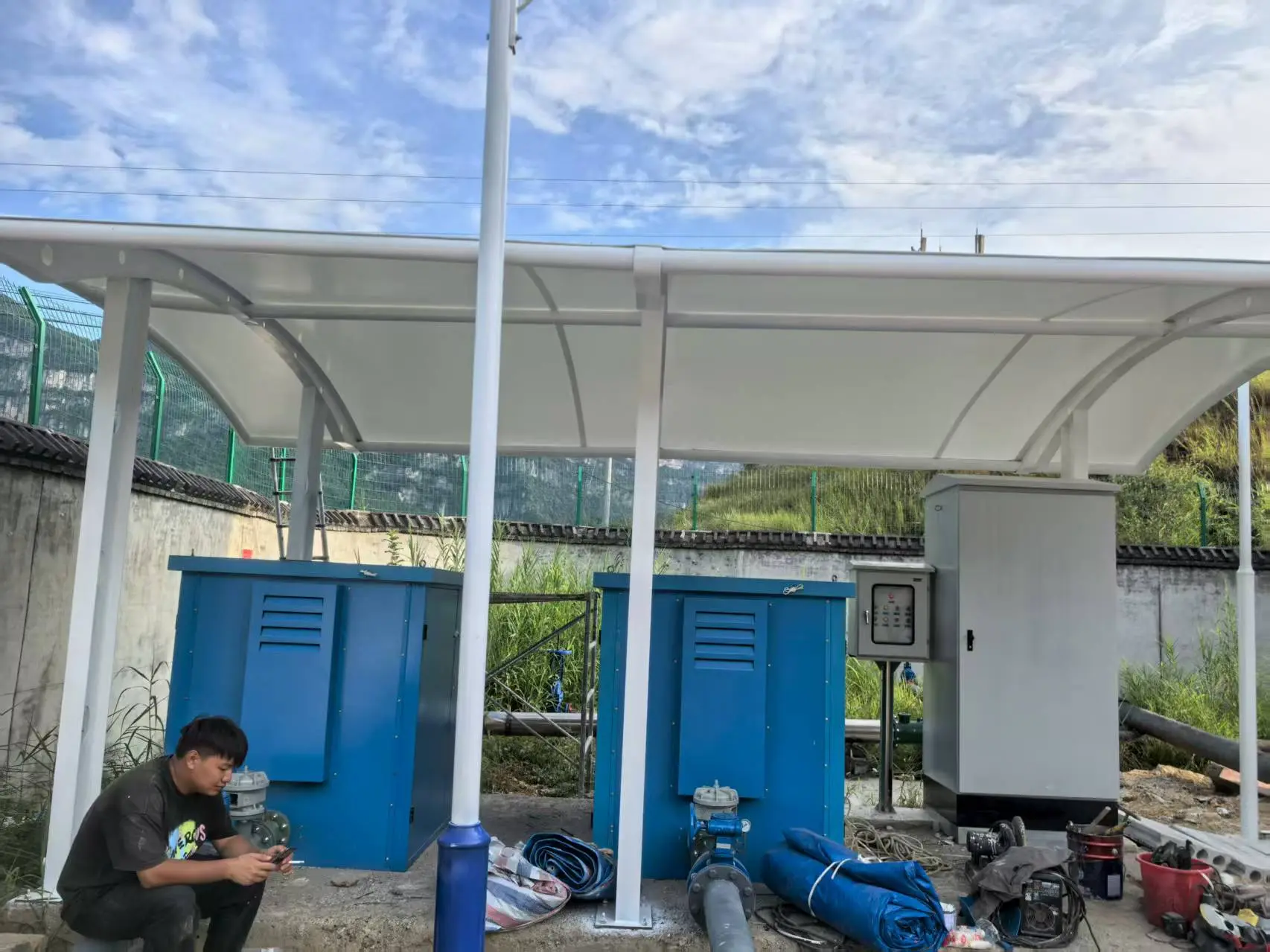 贵州荔波膜结构棚怎么选?多雨高湿山区,避开低价铁皮棚与劣质膜材坑