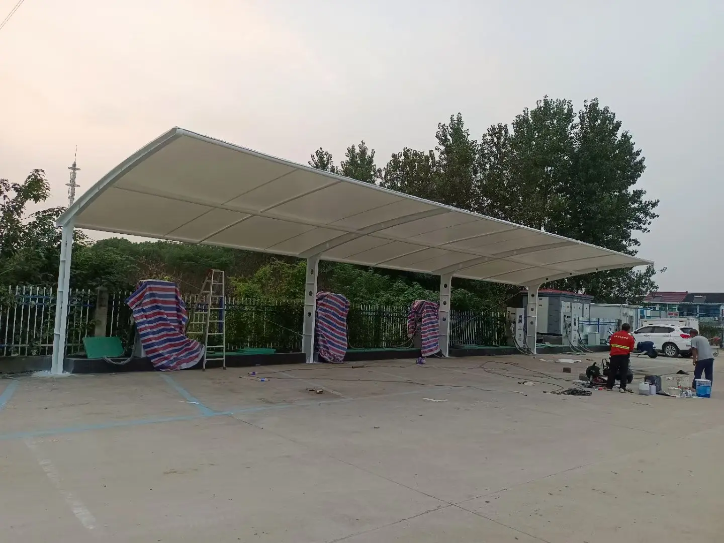 贵州荔波膜结构工程科普:山地多雨强紫外线环境,停车棚选材别只看低价